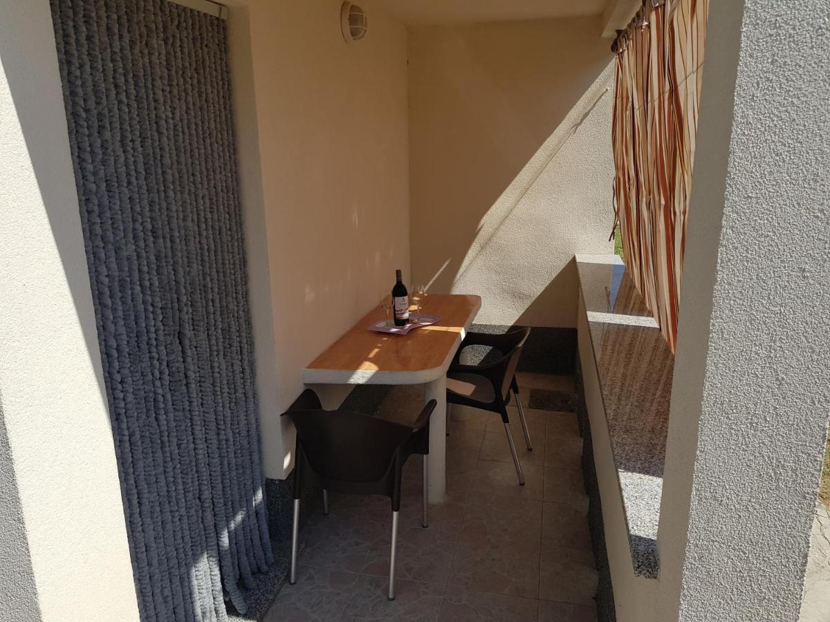 Apartments Nikol Lopar Exterior photo